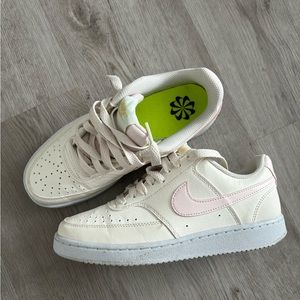 WOMENS NIKE COURT VISION LO NEXT NATURE SNEAKER - SZ 7